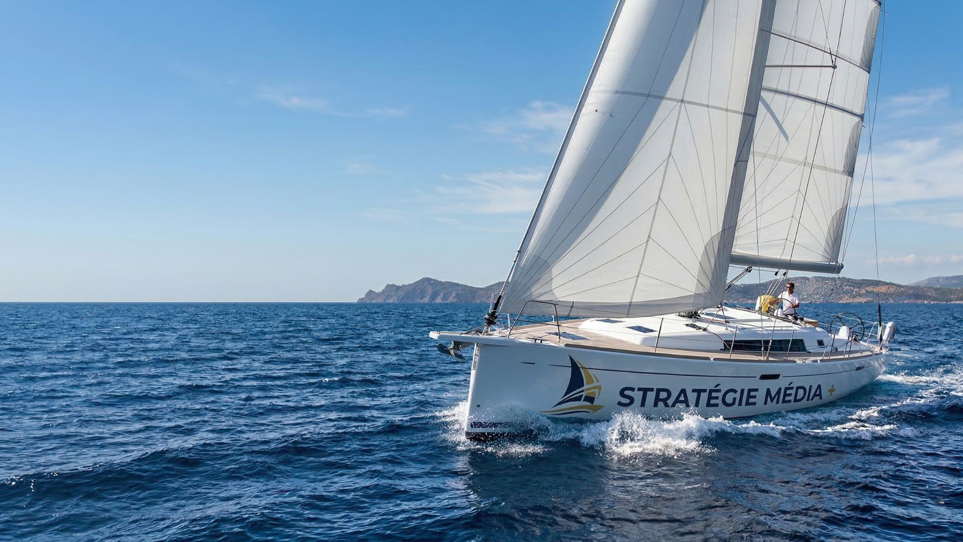 Voilier naviguant en pleine mer